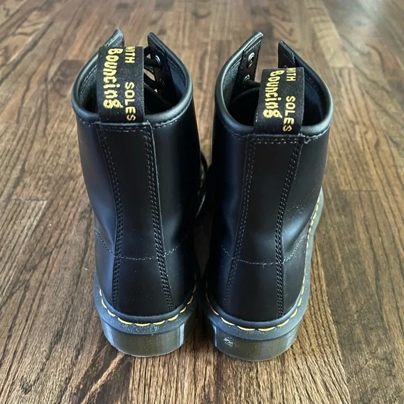 Dr. Martens 1460 Black Smooth Leather Combat Boot - Size Women’s 8, Men’s 7 - Picture 4 of 16